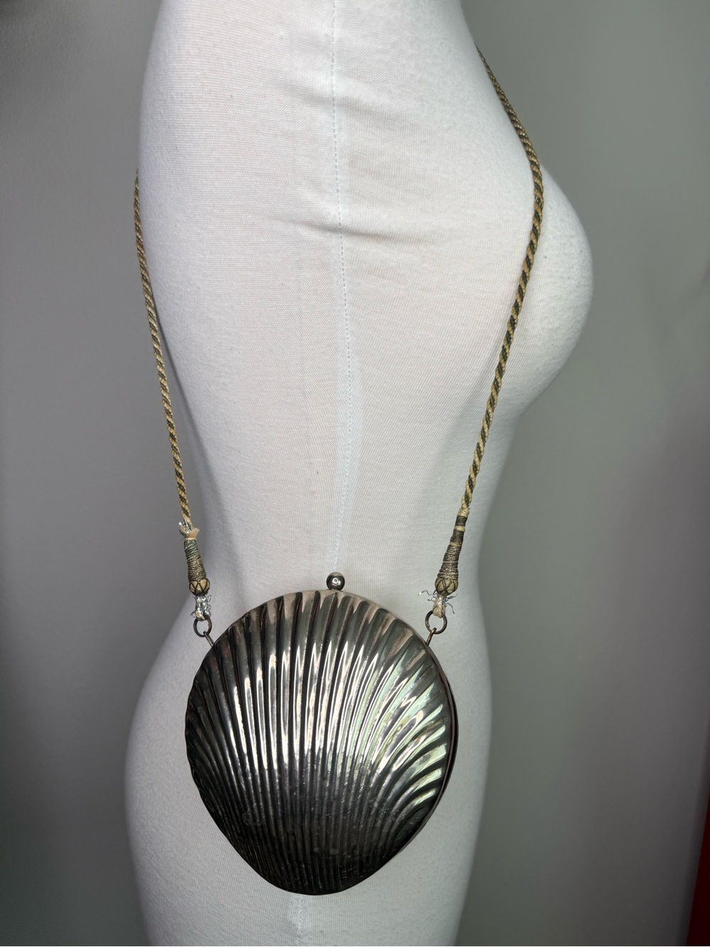 Vtg Silver Metal Clamshell Clutch Minaudière Evening Bag Sculptural Shell Purse